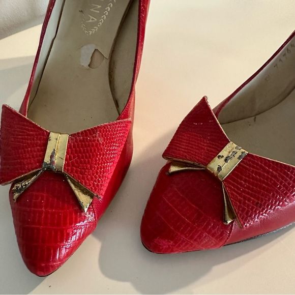 Vintage Red Pumps With Bows, Made In Spain, Embossed Leather, Gold Elements - Picture 5 of 16